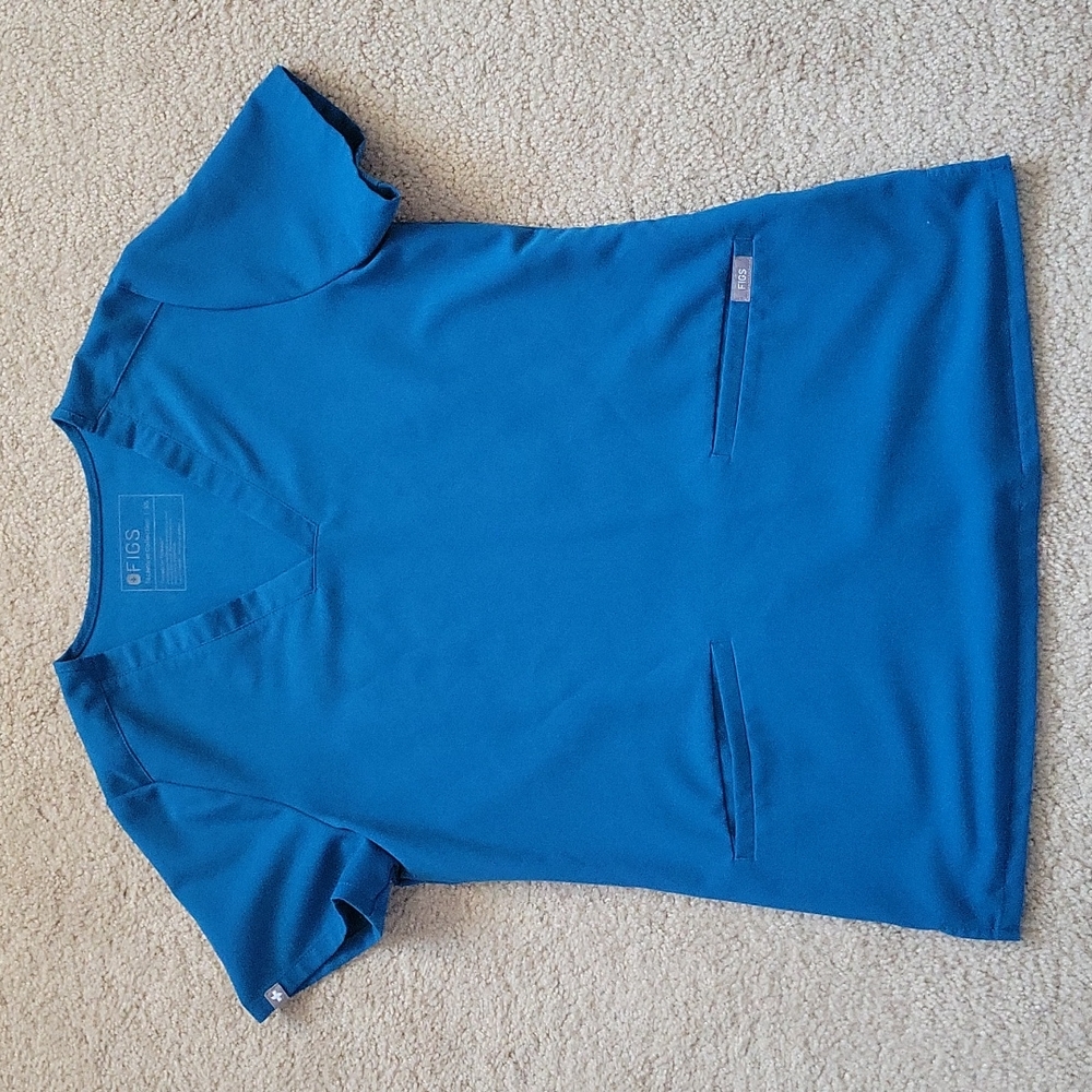 Figs XS alps blue top with three pockets.